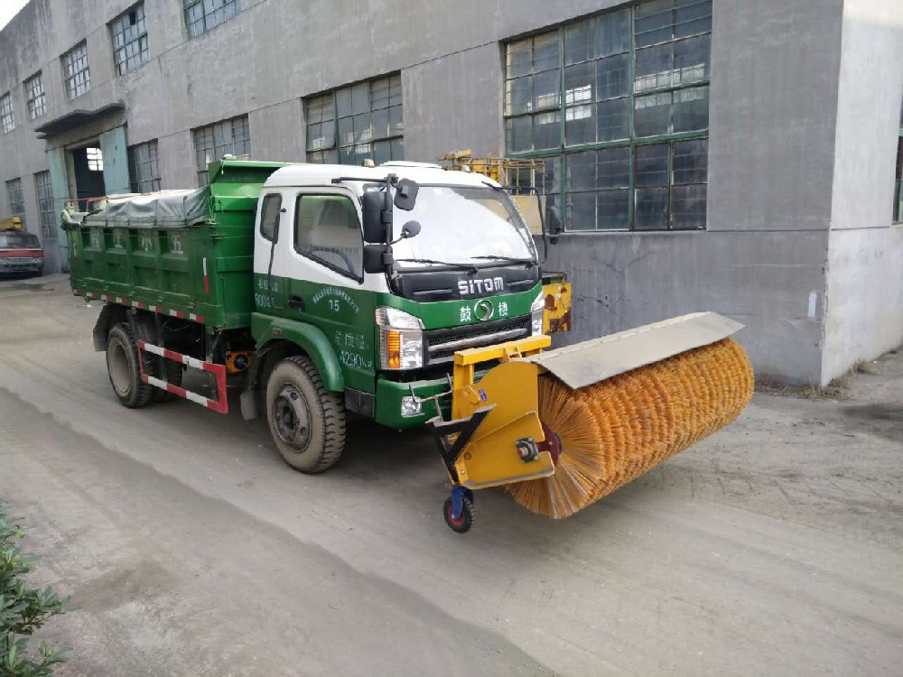 鼓樓環衛垃圾車加裝掃雪滾刷